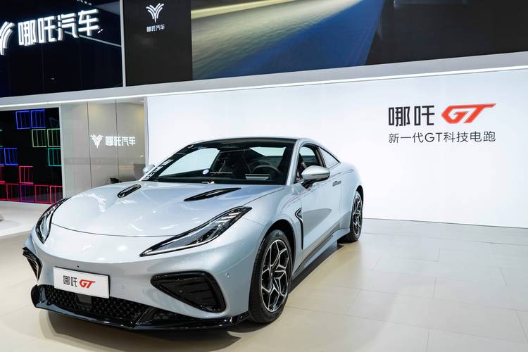 广州277哪吒汽车在智能汽车领域的表现，领途汽车在新能源汽车市场中的影响力